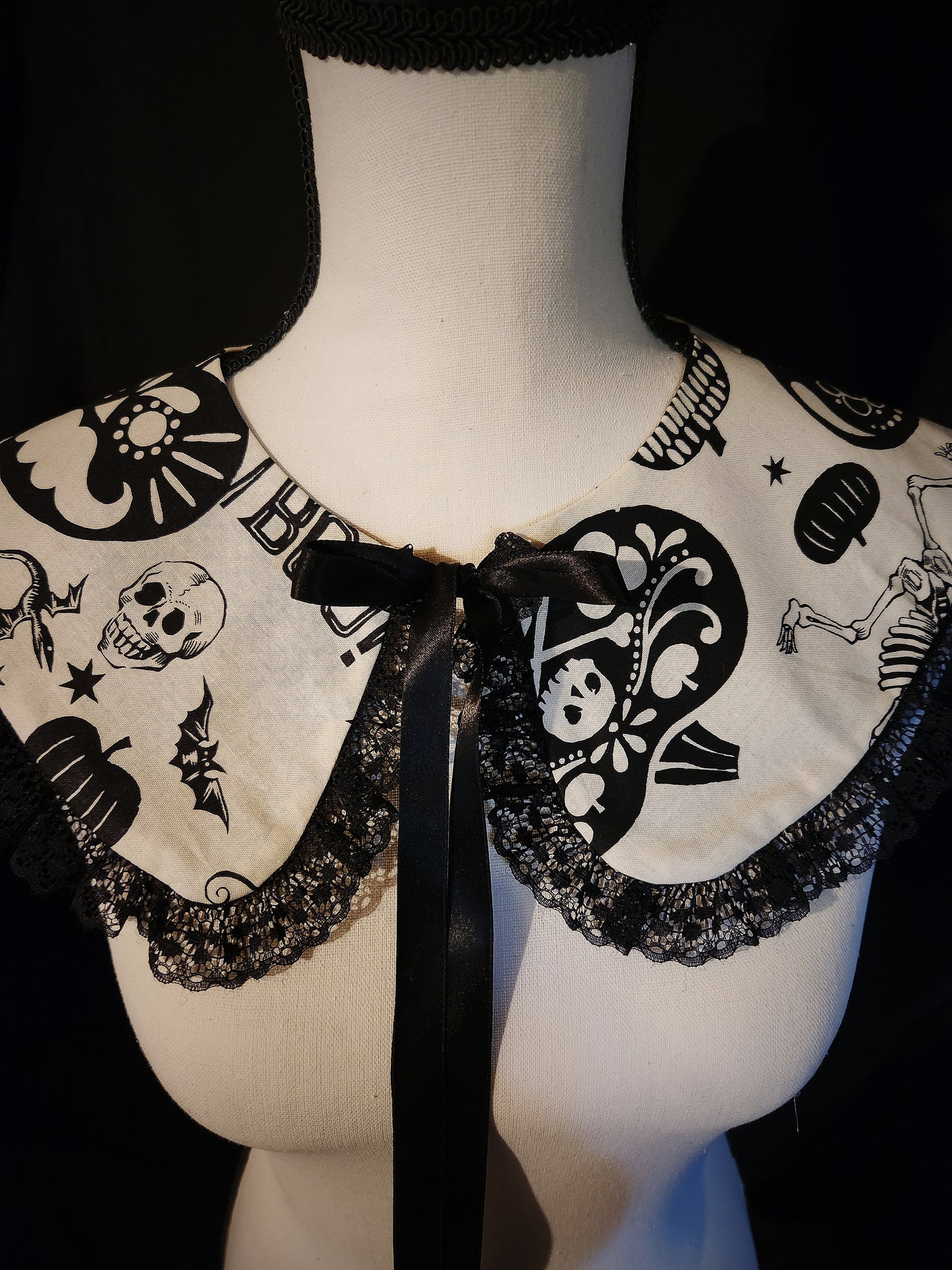 Black and White Spook Ruffle Collar