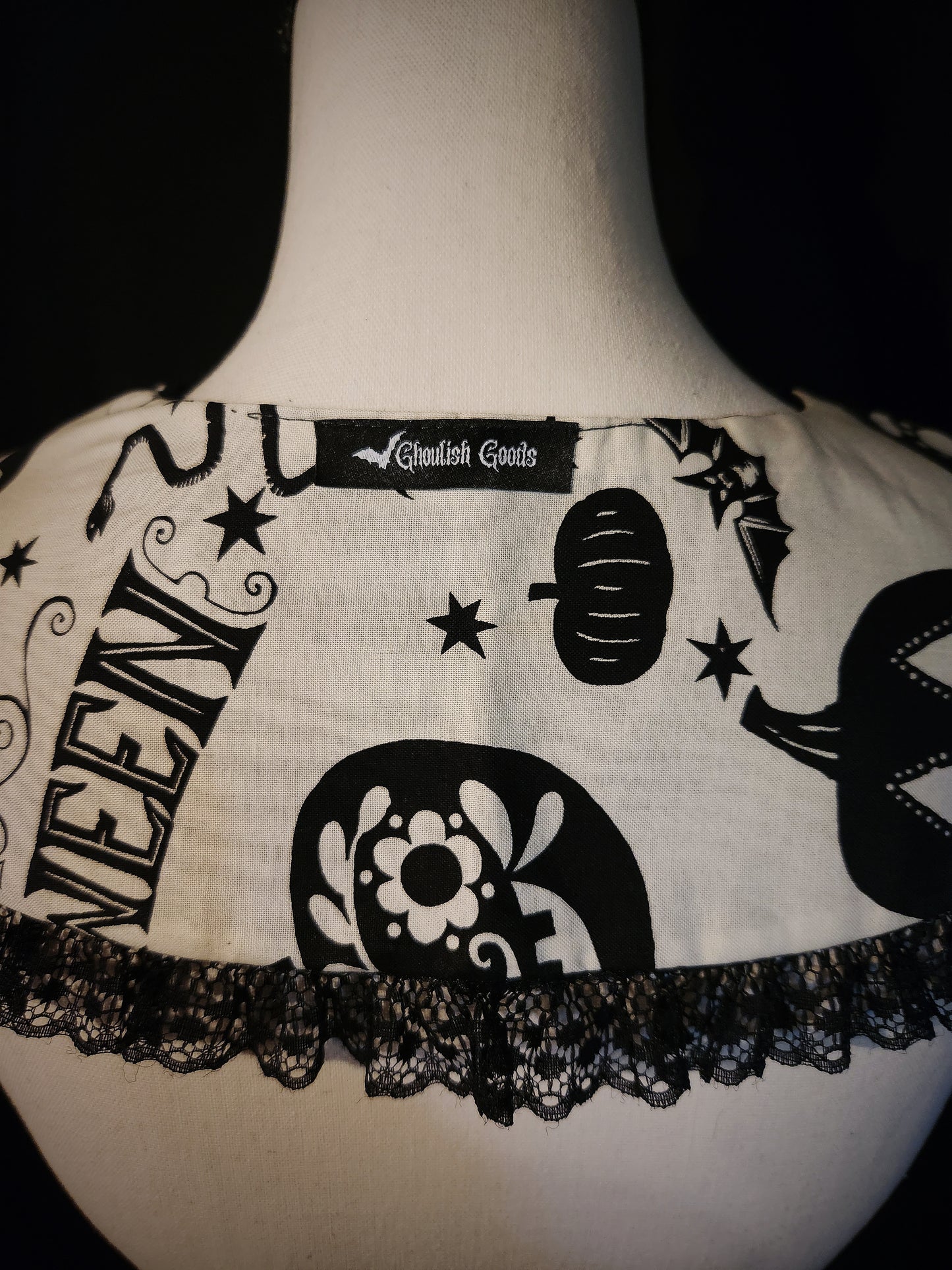Black and White Spook Ruffle Collar