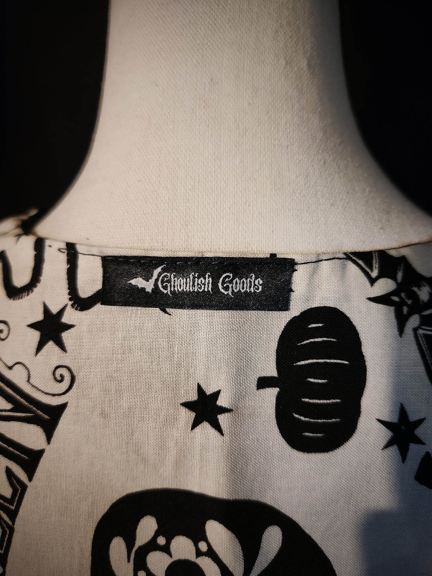 Black and White Spook Ruffle Collar