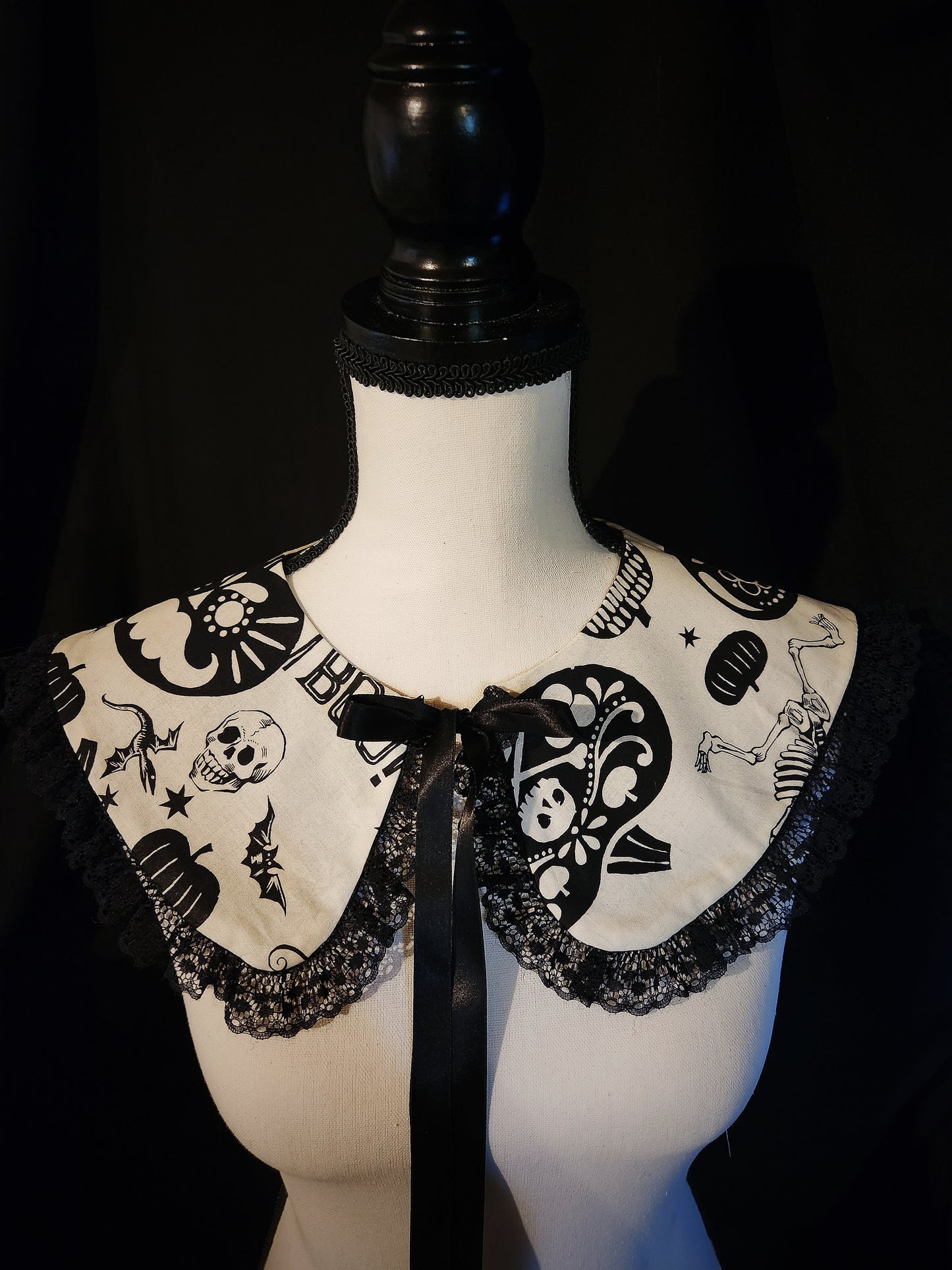 Black and White Spook Ruffle Collar