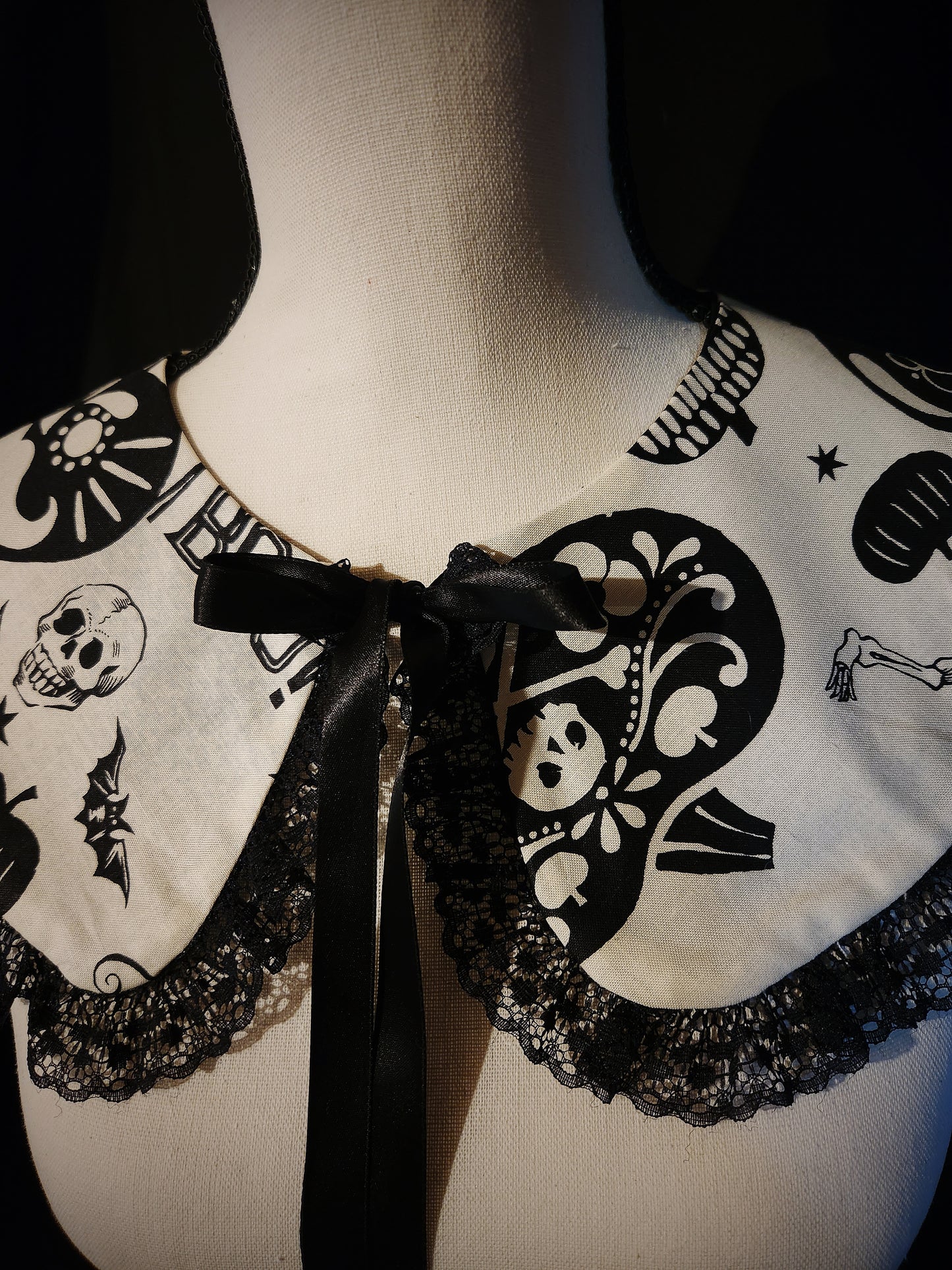 Black and White Spook Ruffle Collar